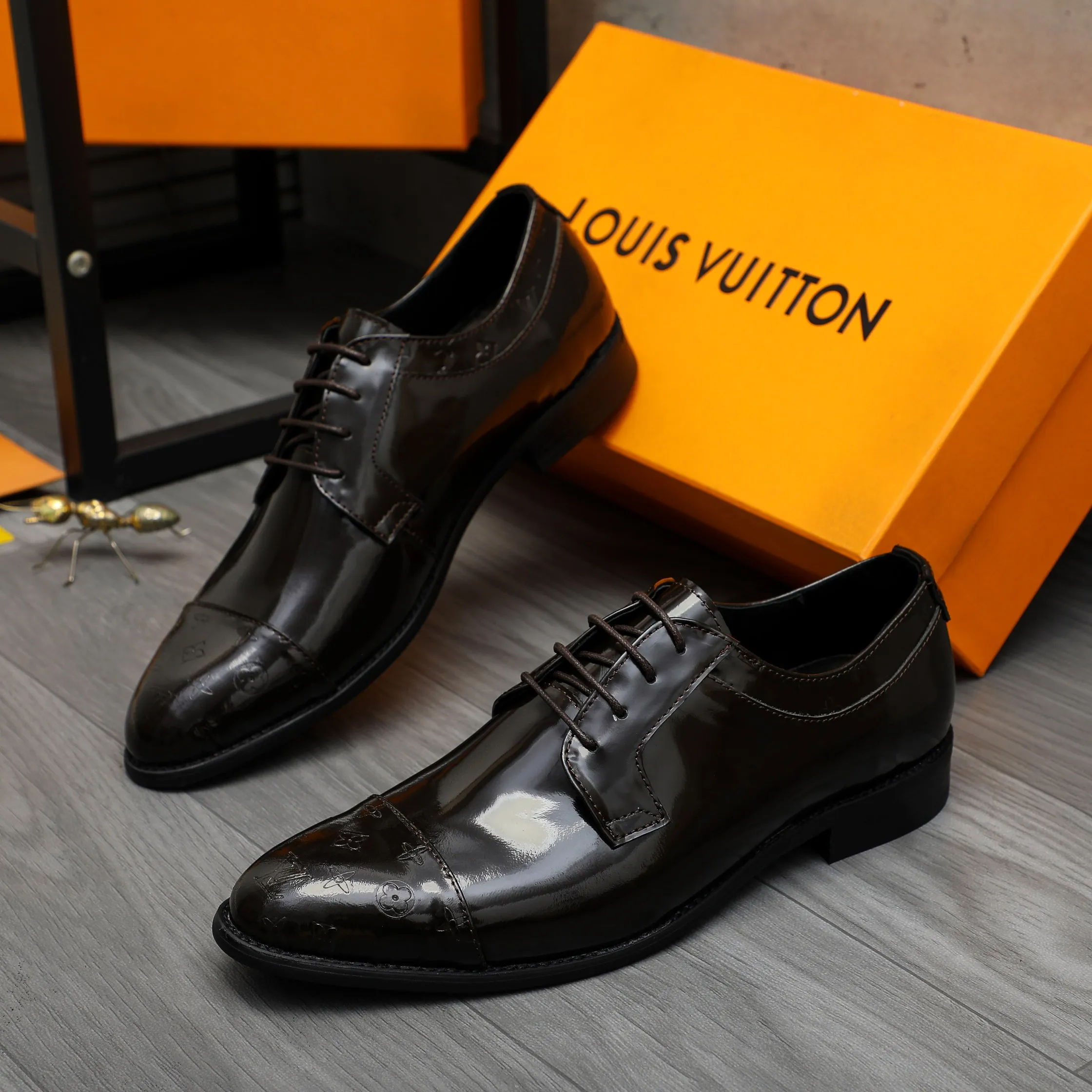 Men's shoes 💰p460 Product trademark: LV (Louis Vuitton) business lace-up leather shoes True size: 39-44 Product material: Selected lacquered cowhide stitching embossed cowhide upper, cowhide lining, original rubber outsole
